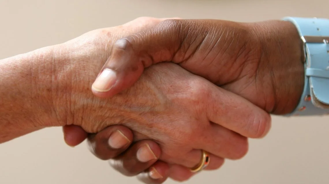 Comment trouver un emploi dans la communication après 50 ans ?